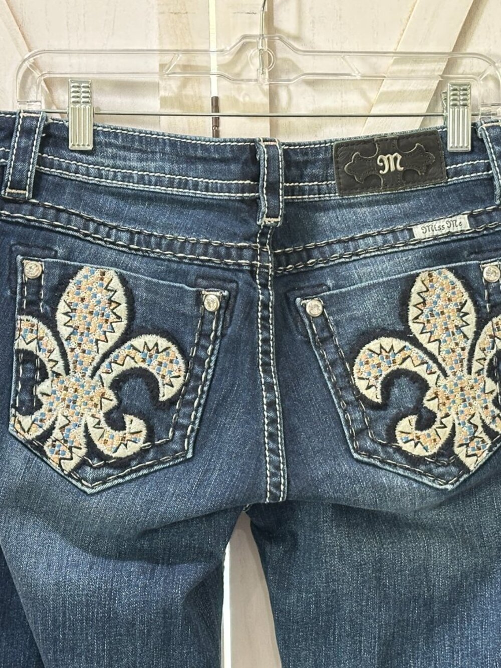Miss Me Mid Rise Bootcut Dark Wash Fleur De Lis Embellished Jeans Size 29 - Picture 6 of 11